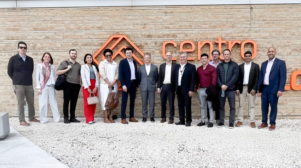 El equipo de Invest Puerto Rico y, ejecutivos de empresas internacionales y expertos en selección de ubicaciones durante el recorrido de familiarización posando frente al Centro Molecular